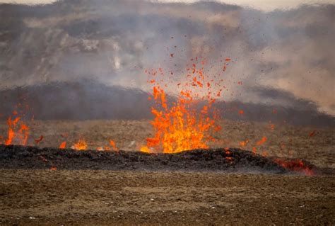 Hikers scramble as new fissure opens up at Icelandic volcano | The Asahi Shimbun: Breaking News ...