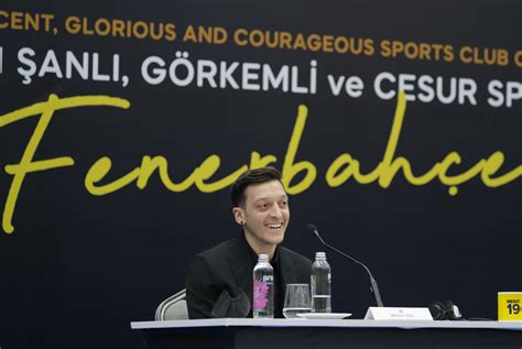 Fenerbahçe officially unveils Mesut Özil | Daily Sabah