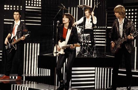 Profile & Biography of '80s Rock Band The Pretenders