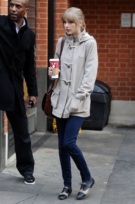 Taylor Swift Gets Coffee in London | Taylor swift street style, Taylor swift red, Taylor swift