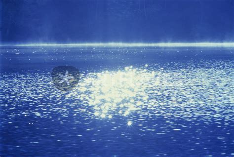 "Light reflection patterns on water surface in the sea" Picture art ...