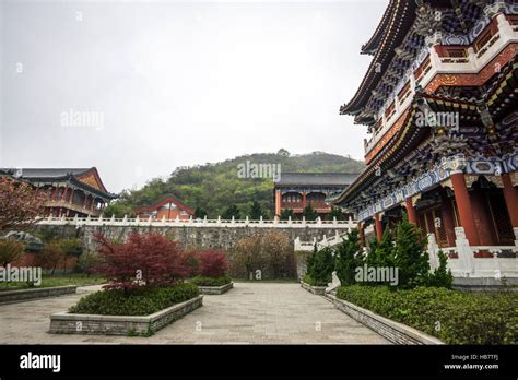 tianmen mountain temple architecture Stock Photo - Alamy