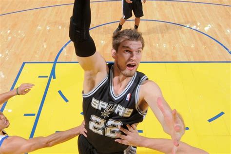 Tiago Splitter tips in game-winner to give shorthanded Spurs a controversial win (Video)