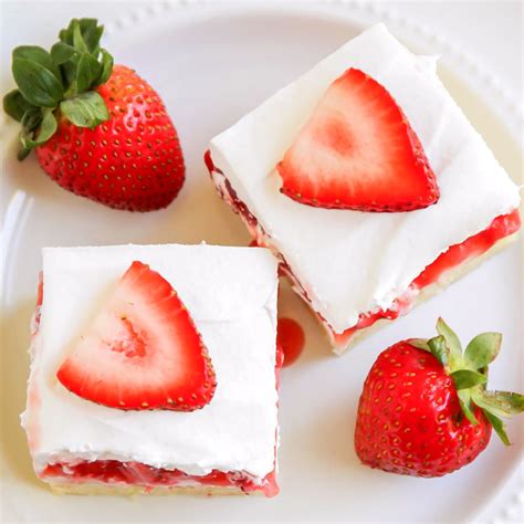 Strawberry Cream Cheese Bars {W/ Sugar Cookie Crust} | Lil' Luna