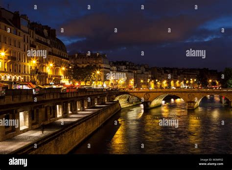 PARIS, FRANCE - JULI 11, 2014: Night view of river Seine at night ...