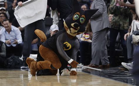 Wily Coyote: Spurs mascot comes to rescue, traps bat | Inquirer Sports