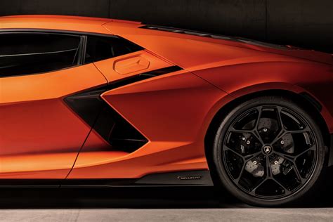 Lamborghini Revuelto: a super plug-in hybrid | Digital Trends