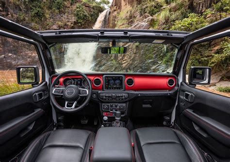 Jeep Wrangler 2023 chega ao Brasil em três versões; saiba os preços