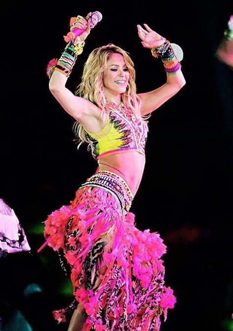 Shakira's Mesmerizing Belly Dancing on the Stage