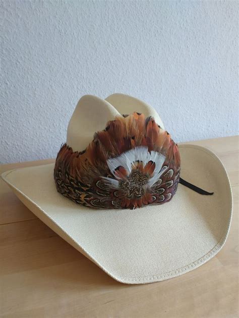 Plumas decoracion sombrero vaquero cowboy hat de segunda mano por 10 EUR en Barcelona en WALLAPOP