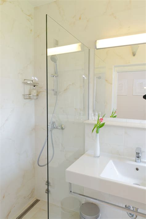 Learn The Advantages of Quartz Slab Shower Walls — Stonelink Marble & Granite