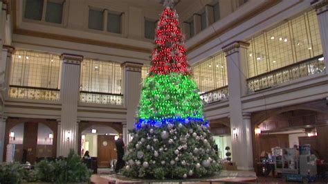 Macy's annual Christmas tree setup begins - ABC7 Chicago