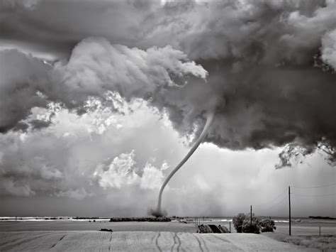 Tornado in North Dakota sucks everything out of the sky… [Amazing Photo of the Day] | dotTech