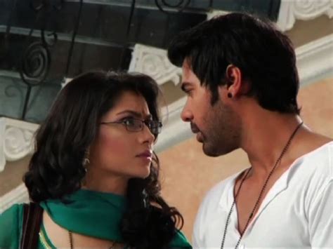 'Kumkum Bhagya': Pragya Set to Leave House: Asks Abhi for Divorce ...