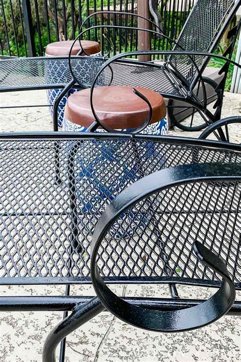 How to Paint Outdoor Metal Furniture - Maison de Pax