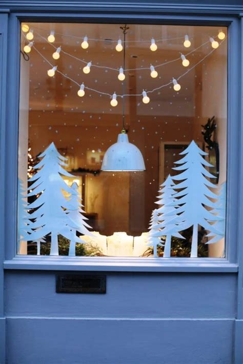 25 Rustic Christmas Window Decorations Ideas - Decoration Love