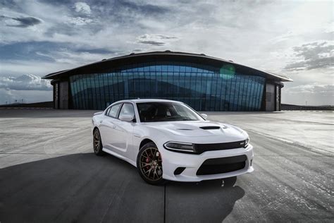 Conoce al Dodge Charger SRT Hellcat, el sedán más poderoso del mundo | Racing5