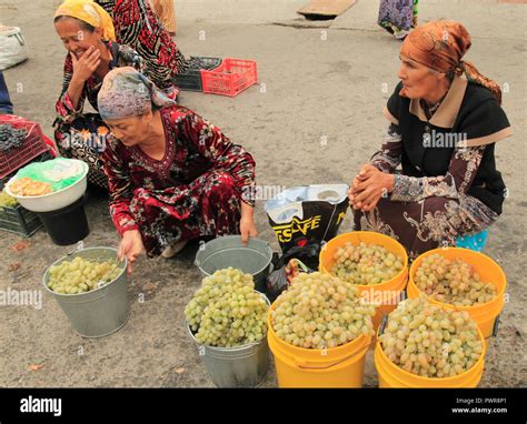 Uzbekistan, Samarkand, Siob Bazaar, market, food, people; grapes, women ...