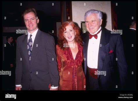 February 26, 1996; Hollywood, CA, USA; BONNIE RAITT, husband MICHAEL Stock Photo: 65127850 - Alamy