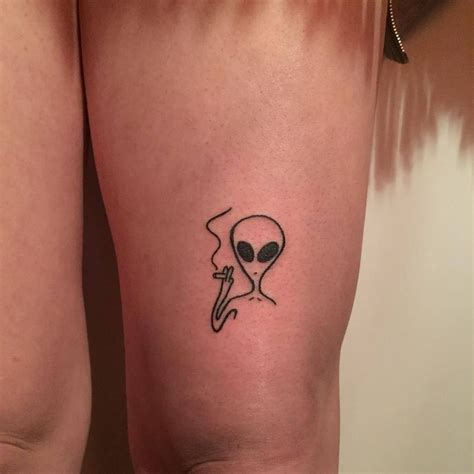 Stick and Poke Diskrete Tattoos, Ufo Tattoo, Tattoo Fails, Funny Tattoos, Mini Tattoos, Finger ...