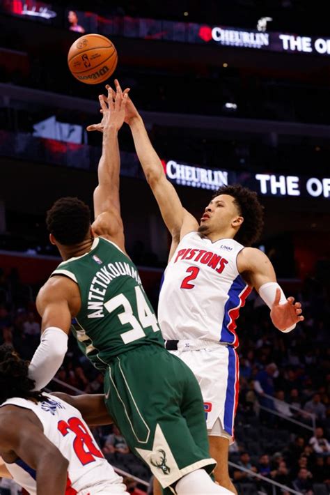 WATCH: Giannis Antetokounmpo Stuffs Pistons Player at the Rim Like a ...