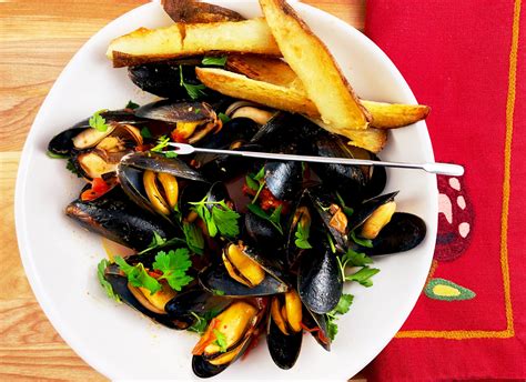 Steamed Mussels with Crispy Oven Fries - Hummingbird Thyme