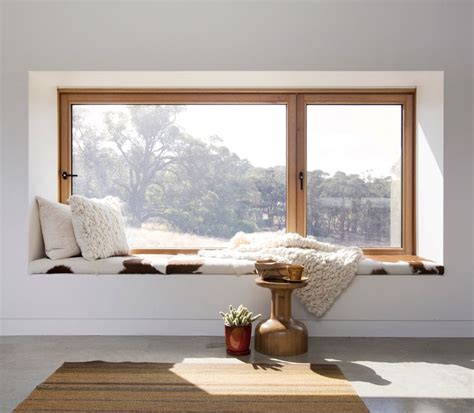 7 Examples Of Windows Designed For Sitting | Interieur maison, Amenagement maison, Banquettes de ...