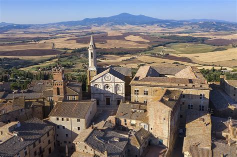 Around Tuscany among castles and farmhouses. Pienza: what to see in this small village known as ...