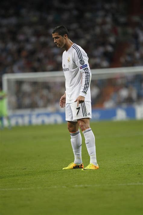 Cristiano Ronaldo stands ready for a spot kick. www.madridismo.org | Cristiano ronaldo, Ronaldo ...