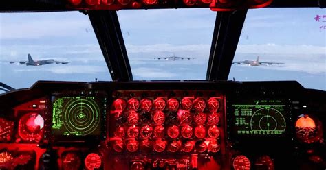 Amazing photo from inside B-52H Stratofortress cockpit showing flying ...