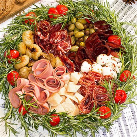 Santa-Pasti Wreath | Recipe | Italian christmas recipes, Christmas dinner, Christmas buffet