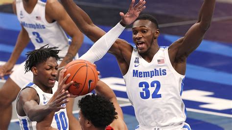 Memphis Tigers basketball winning in spite of inexperience