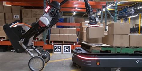 Warehouse Robots Work Together to Handle Tasks - IoT Tech Trends