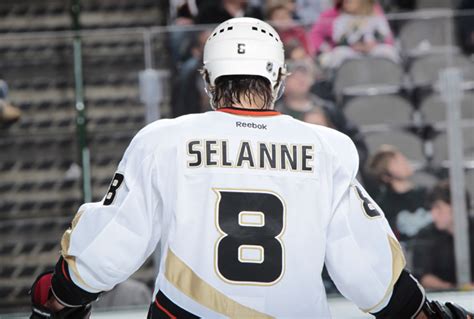 Teemu Selanne re-signs with Anaheim Ducks - CBSSports.com