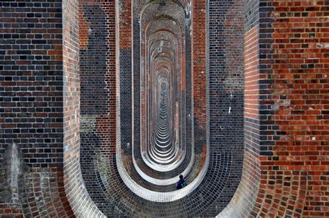 Reminds me of the walkway to the mob farm : r/ethoslab