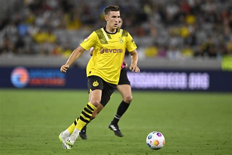 Borussia Dortmund provide Nico Schlotterbeck injury update - Get German ...