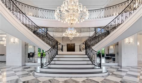 Luxury Living: Take a Virtual Tour of a Los Angeles Mansion - The Trending Home