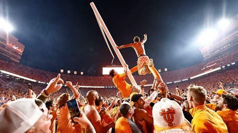 Tennessee fans celebrate win over Alabama by taking down goal post ...