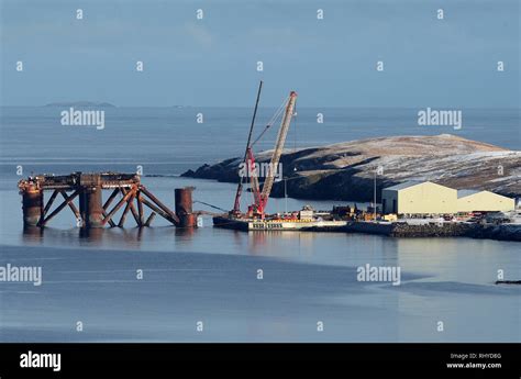 Oil rig decommissioning work hi-res stock photography and images - Alamy