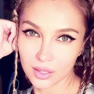 Lora - Age, Family, Bio | Famous Birthdays