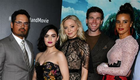 Lucy Hale Joins ‘Fantasy Island’ Cast at L.A. Premiere – See Red Carpet Photos! | Austin Stowell ...