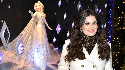 'Frozen 2' Star Idina Menzel Stops Traffic in NYC for a Festive Tradition