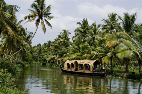 Alleppey and Kerala Backwaters Houseboat Hire Guide