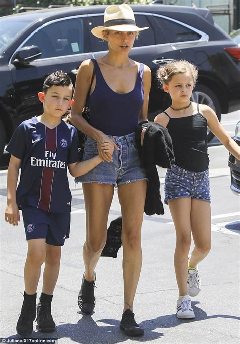 Nicole Richie goes for stroll with kids in LA - WSTale.com