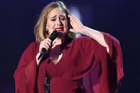 Adele accepts invitation to fans wedding