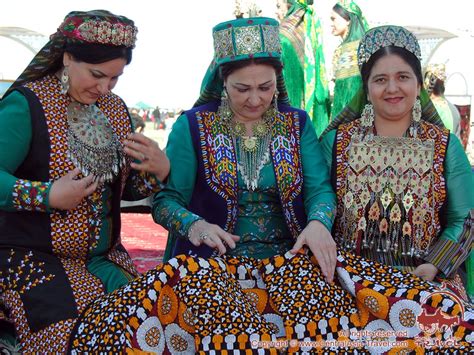 Traditional women's clothing in Turkmenistan. Turkmen national dress ...