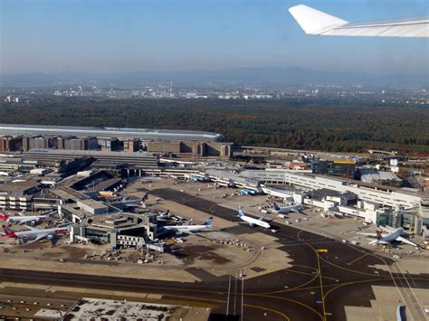File:Aerial-View-of-Frankfurt-Airport-4-lr-a.jpg - Wikimedia Commons