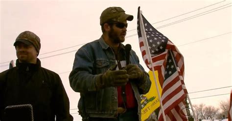 Armed militia occupies federal building in Oregon - CBS News