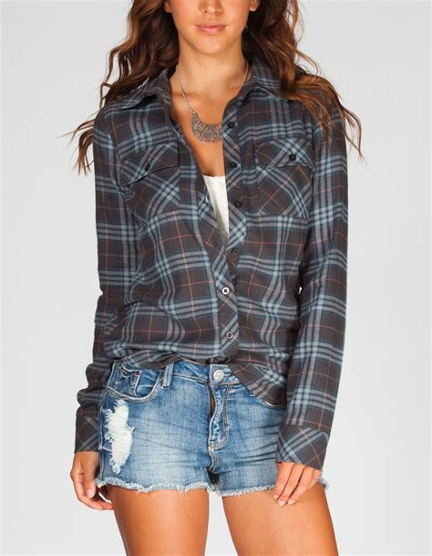 Women's Flannel Shirt Outfits In 2023