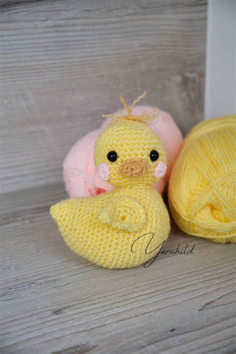 How to crochet a duck. Free crochet duck pattern in German and English.